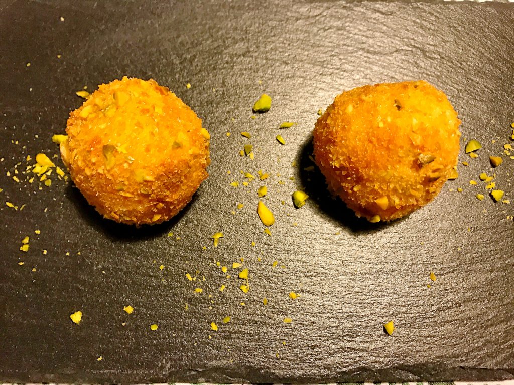 Crocchette ripiene con mortadella e scamorza affumicata