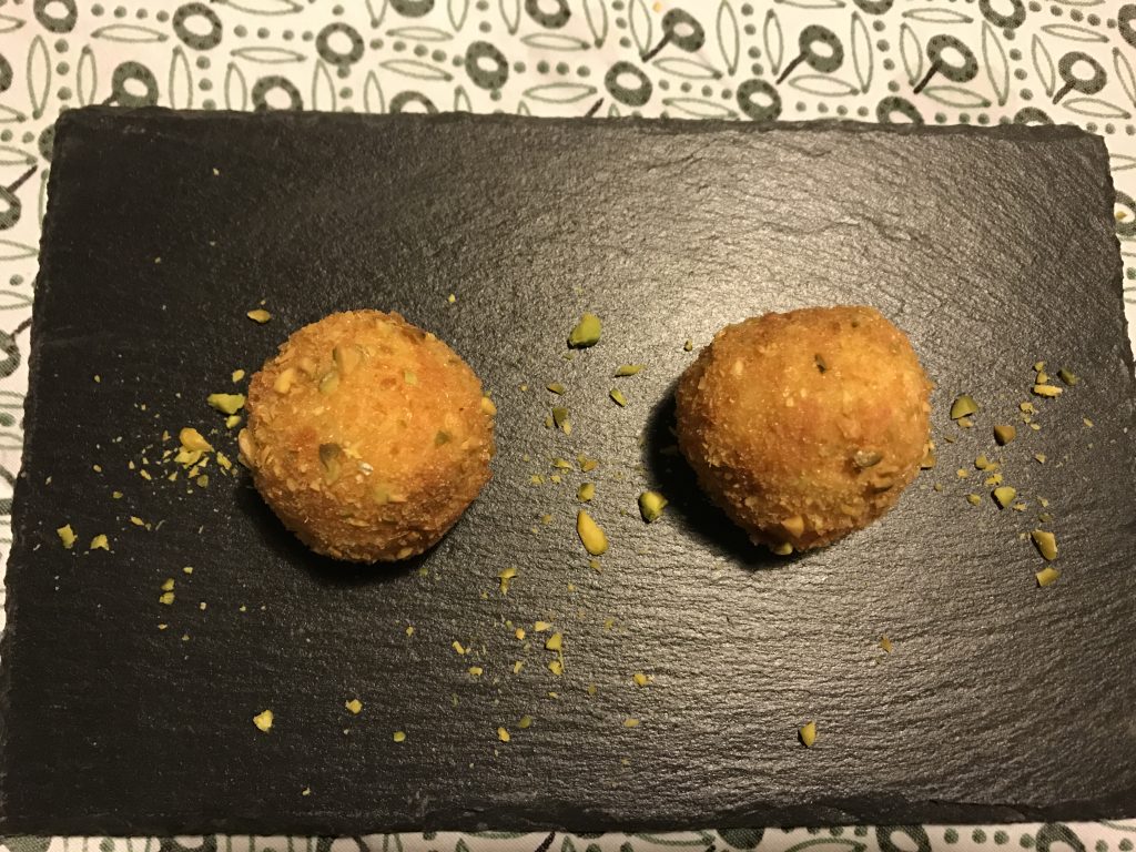 Crocchette ripiene con mortadella e scamorza affumicata