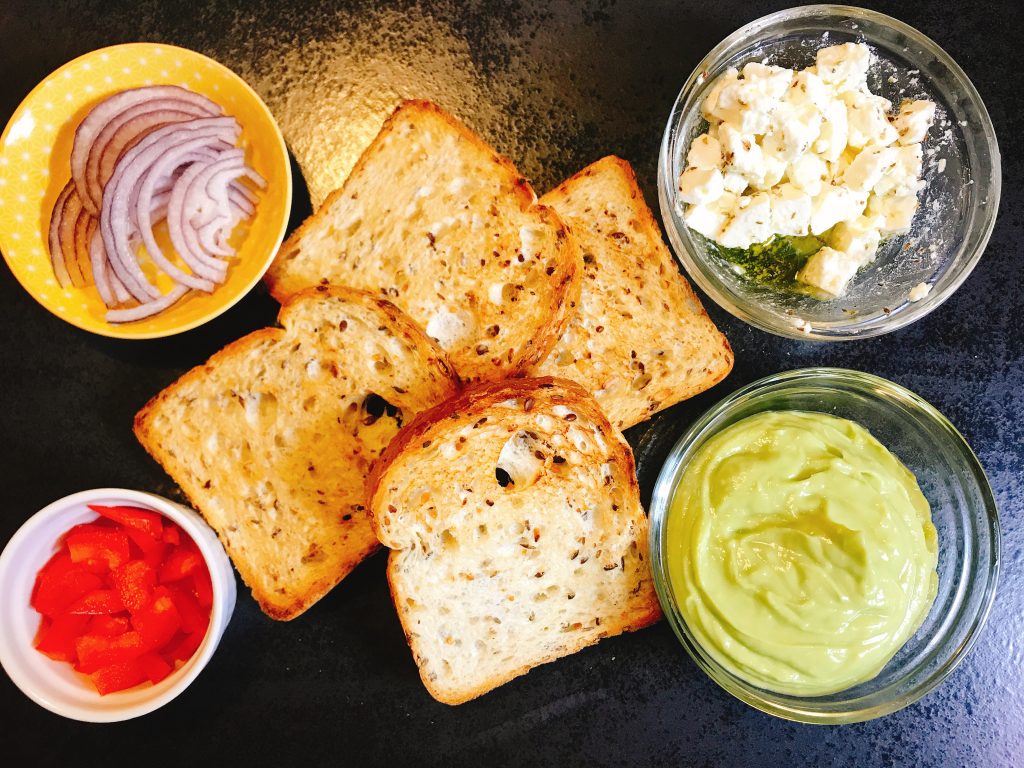 Tartine con crema all'avocado e feta