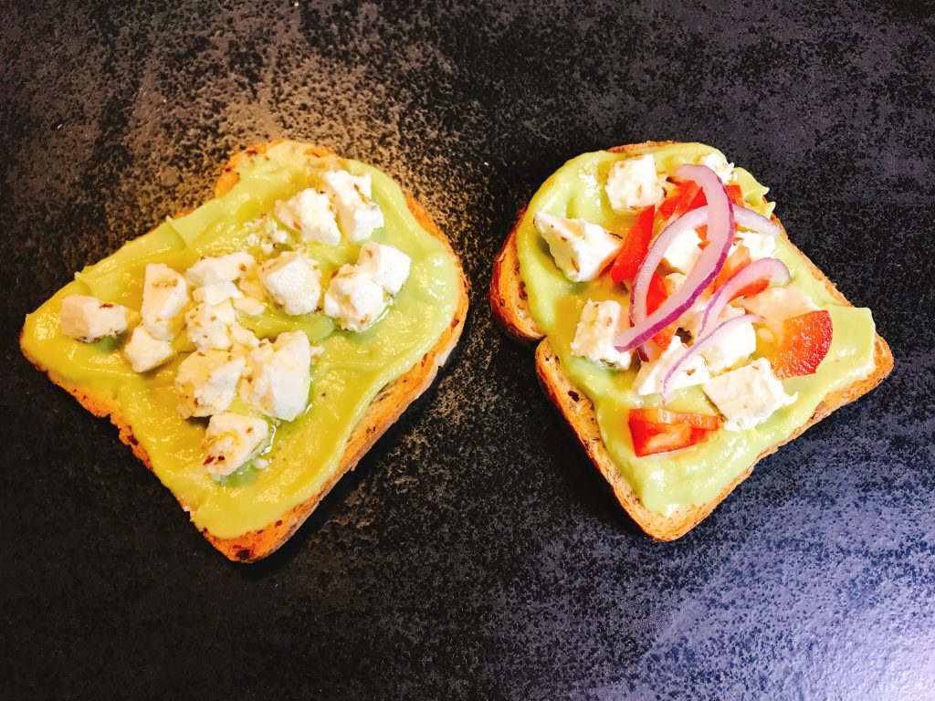 Tartine con crema all'avocado e feta