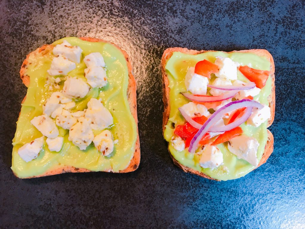 Tartine con crema all'avocado e feta